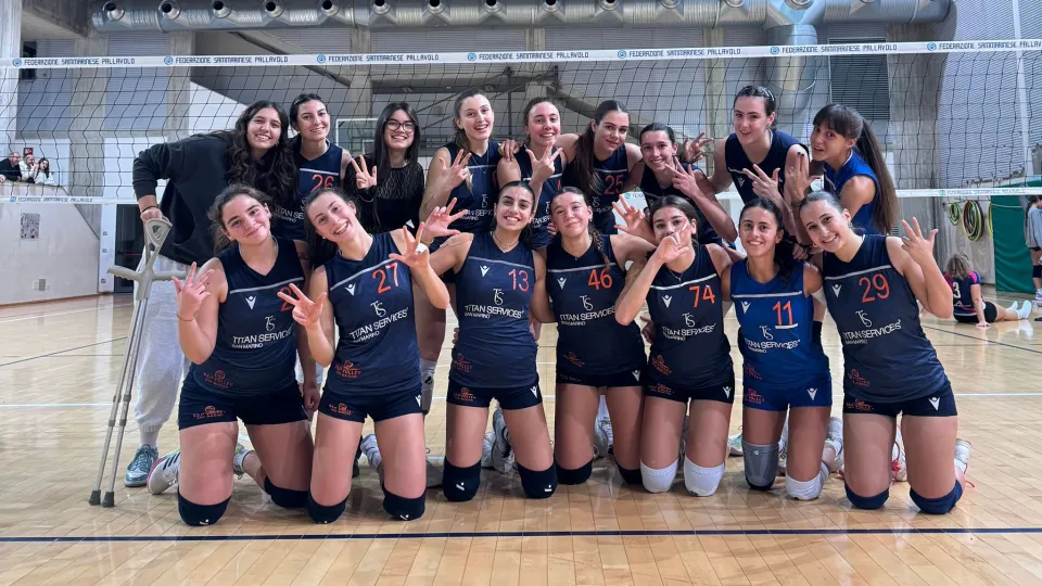 Le giocatrici della Titan Services festeggiano la vittoria sull'Idea Volley Bellaria
