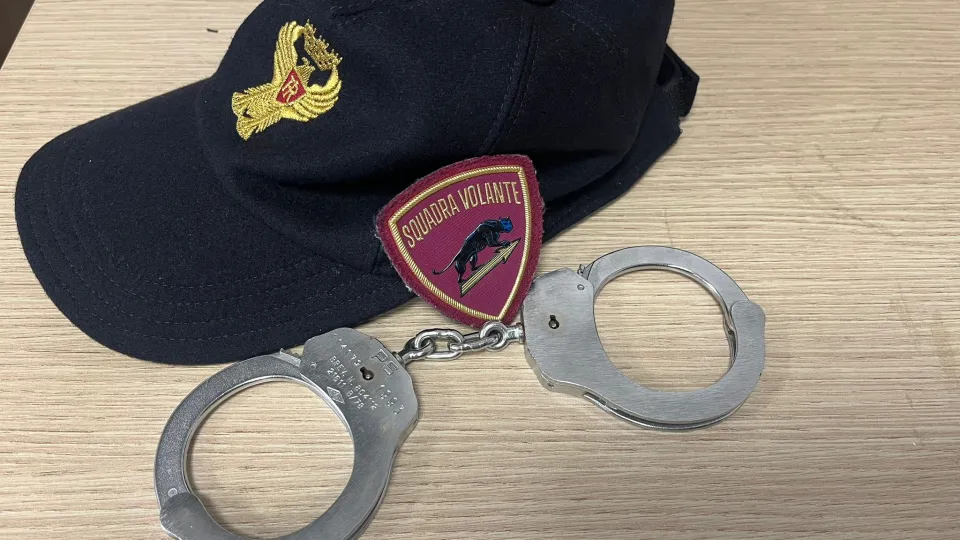 Le manette con cui è stato colpito il poliziotto delle Volanti