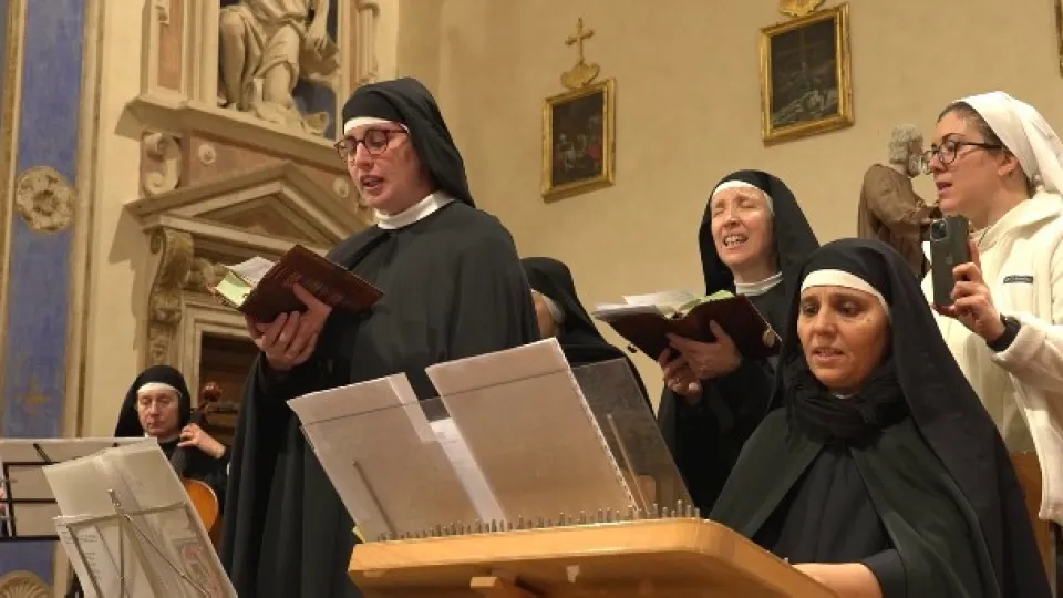 Le Monache Agostiniane durante il vespro di Natale a San Fortunato