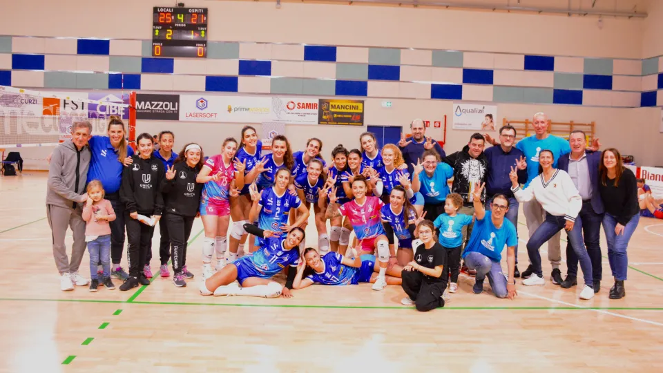 Le ragazze della Lasersoft Riccione festeggiano la vittoria