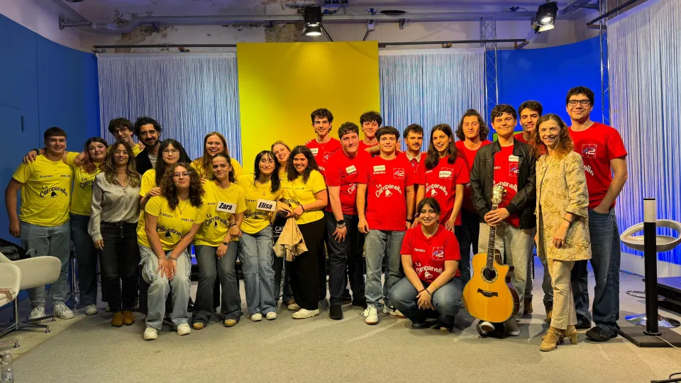 Le squadre del L.E.S. (in giallo) e del Cesare-Valgimigli (in rosso) insieme al termine della puntata