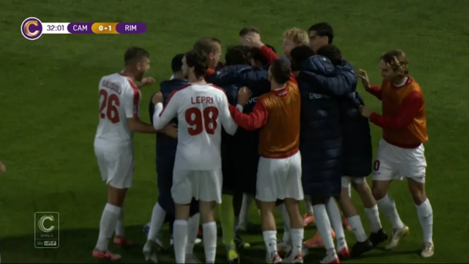 Leoncini festeggiato dai compagni dopo il gol dell'1-0