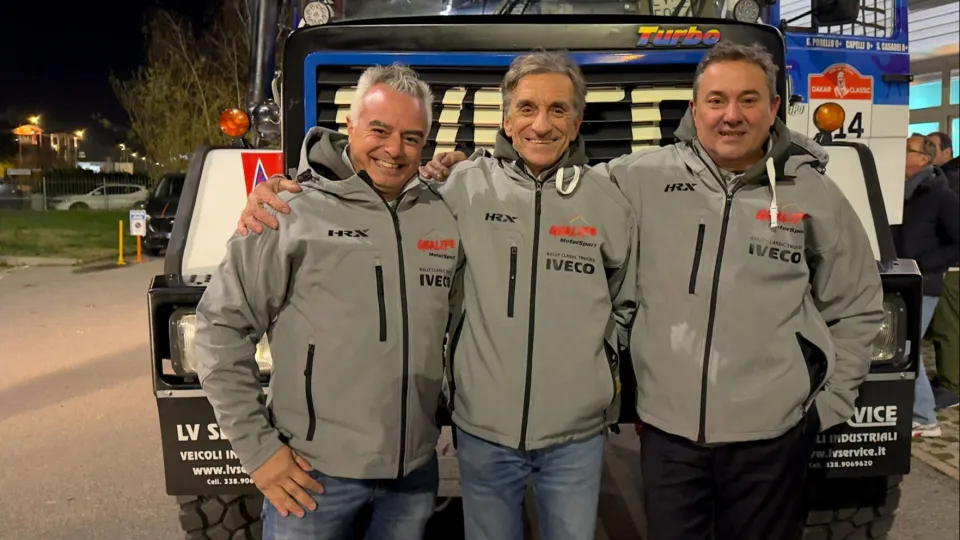 L'equipaggio, con Simone Casadei a sinistra