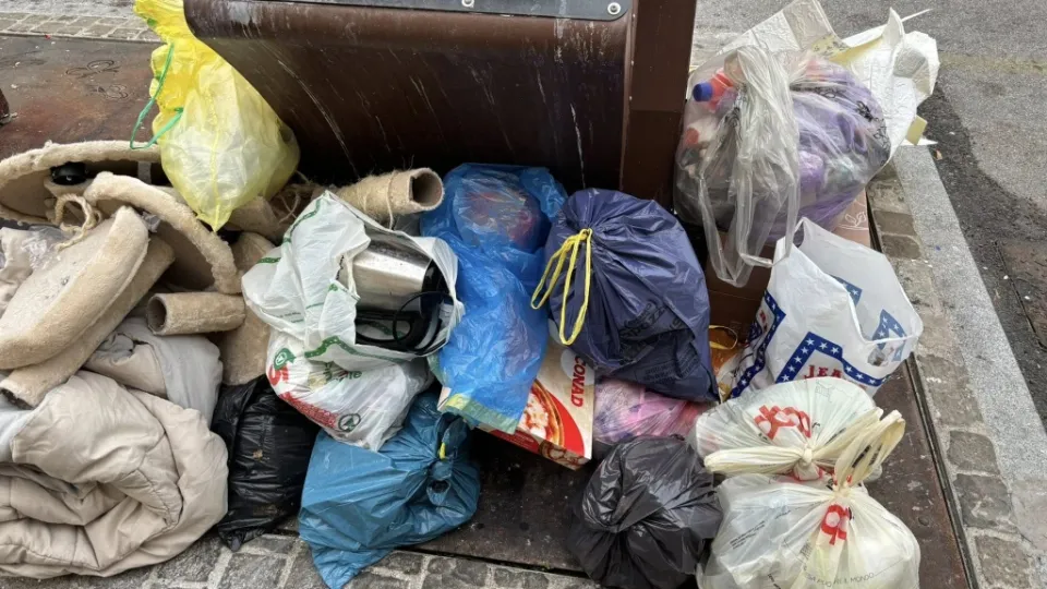 L'immondizia lasciata vicino all'isola ecologica di via Oberdan a Rimini