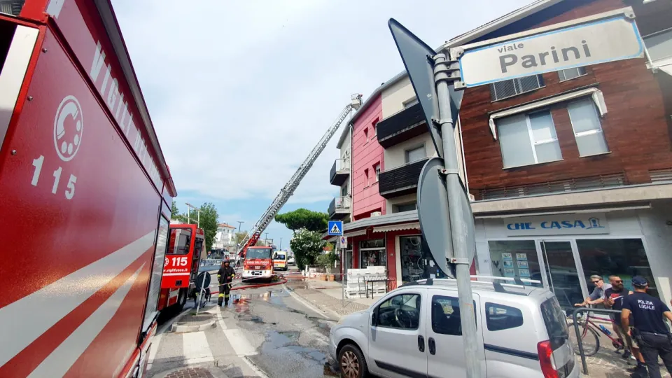 l'incendio in via Parini a Riccione (Adriapress)