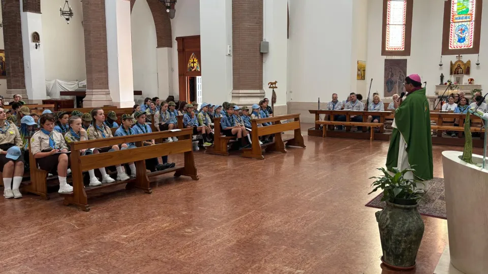 L'incontro dei lupetti ucraini e riminesi con il Vescovo
