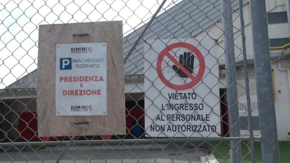 L'ingresso degli spogliatoi anche oggi è rimasto chiuso