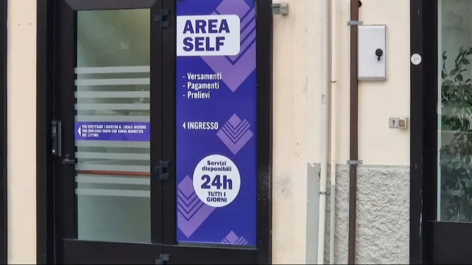 L'ingresso dell'area self dove è stato rapinato il riminese