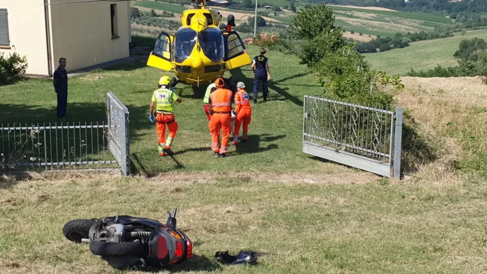 Lo scooter a terra e i soccorsi al minorenne (foto Migliorini)