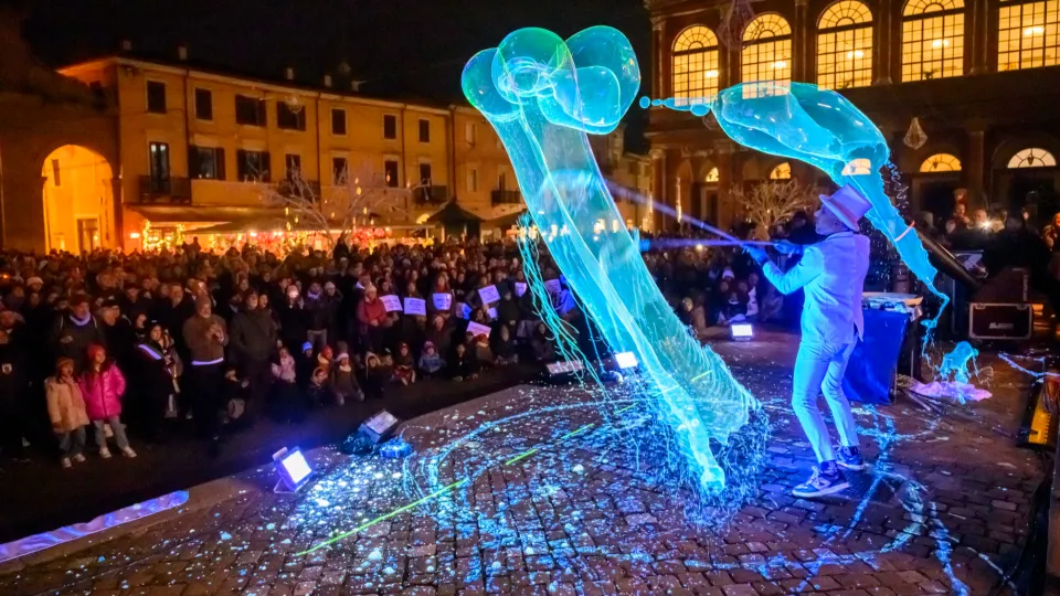 Lo spettacolo prima dell'accensione delle luminarie