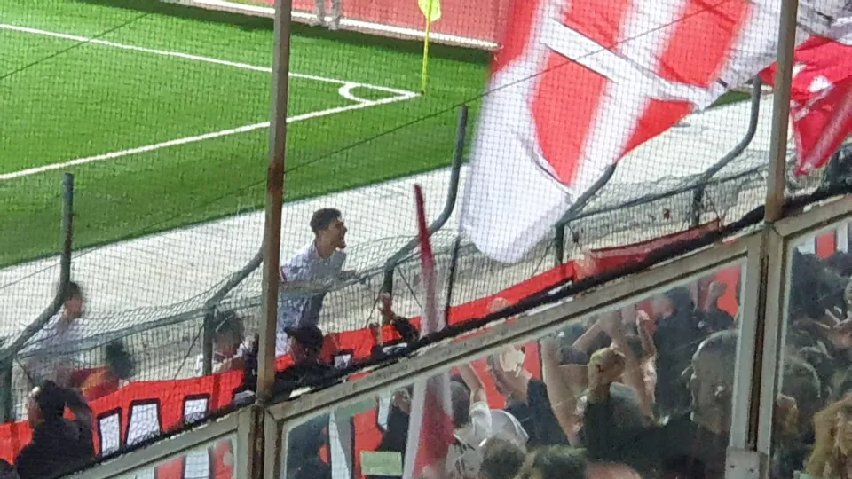 Lombardi festeggia con i tifosi il gol dell'1-1 al 91'