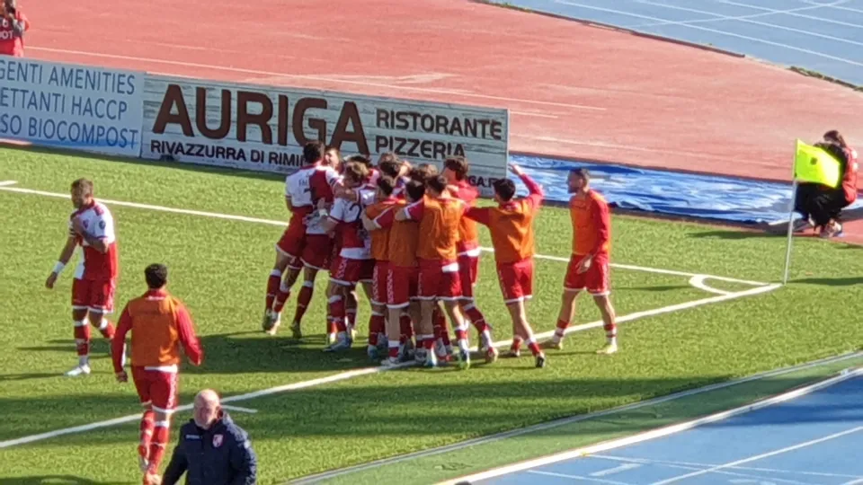 Lombardi festeggiato dai compagni dopo il gol dell'1-1