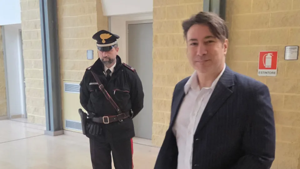 Loris Bianchi sorride prima di entrare in aula (Foto Migliorini)