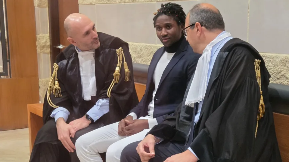 Louis Dassilva con i legali Guidi e Fabbri (foto Migliorini)
