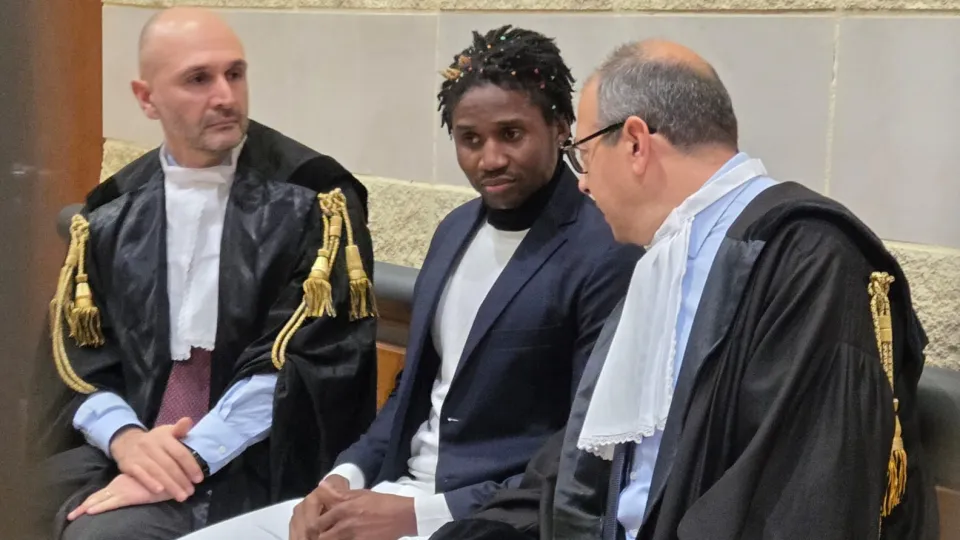 Louis Dassilva con i suoi legali, Andrea Guidi e Riario Fabbri (foto Migliorini)