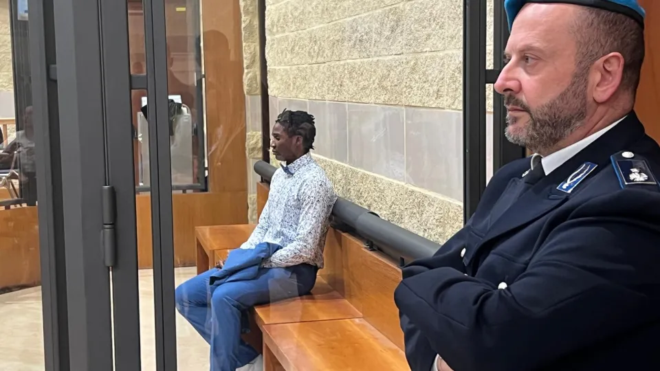 Louis Dassilva in attesa dell'inizio dell'udeinza