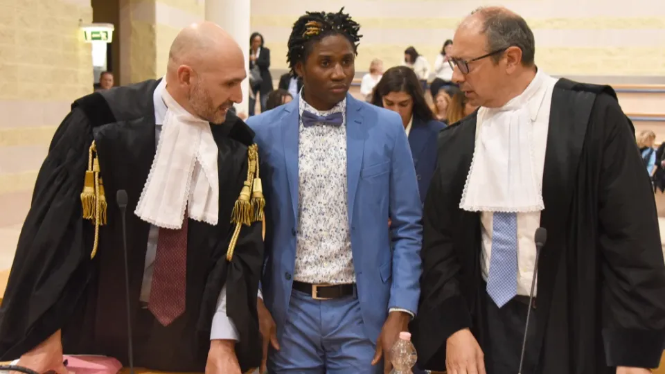 Louis Dassilva in mezzo ai suoi legali, Guidi e Fabbri (foto Migliorini)