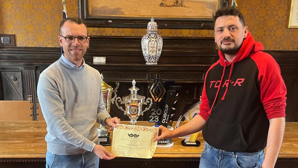 Luca Franca premiato a Palazzo Mancini dal vicesindaco Federico Vaccarini