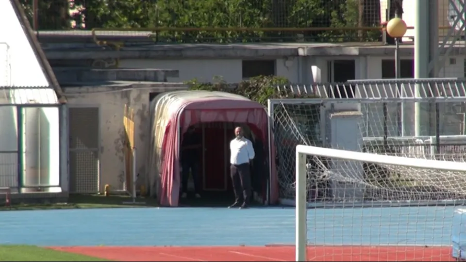 Luca Nember davanti al tunnel che porta negli spogliatoi del