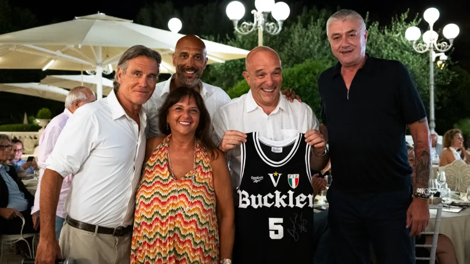 MAglia Danilovic con Sasha e Jimmy Ghione