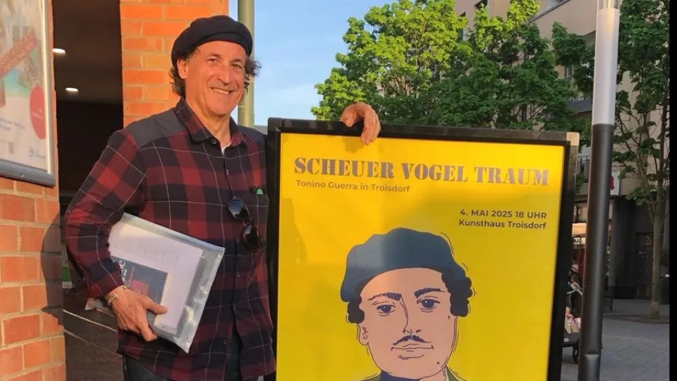 Marco Giorgi con la locandina