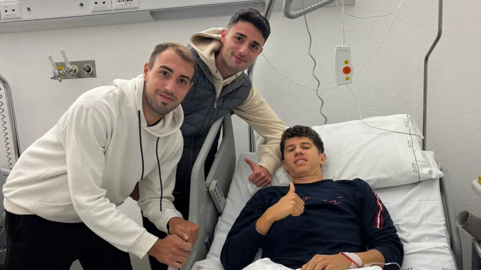 Mattia Mini dopo l'intervento insieme ai compagni di squadra