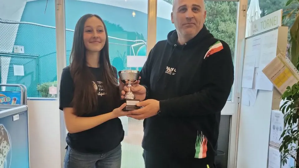 Lucrezia Vanni premiata dal giudice arbitro Gino Barbato per la recente vittoria nel torneo di 4a del Mi.Ma Mare Pineta