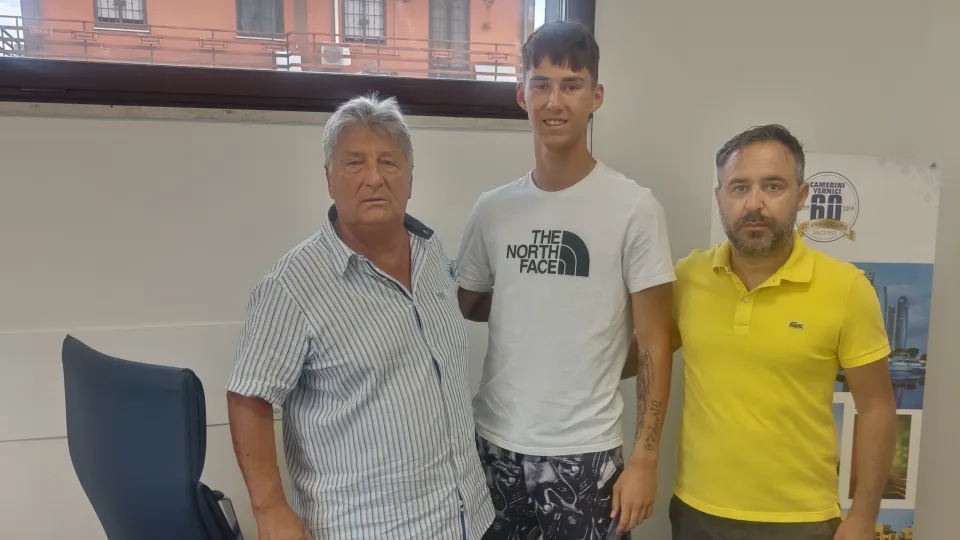 Michael Munari tra il presidente Bruno Camerini ed il DS Giorgio Tomei