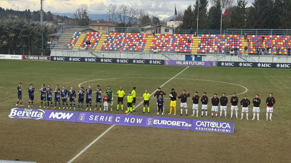 Il saluto iniziale delle due squadre