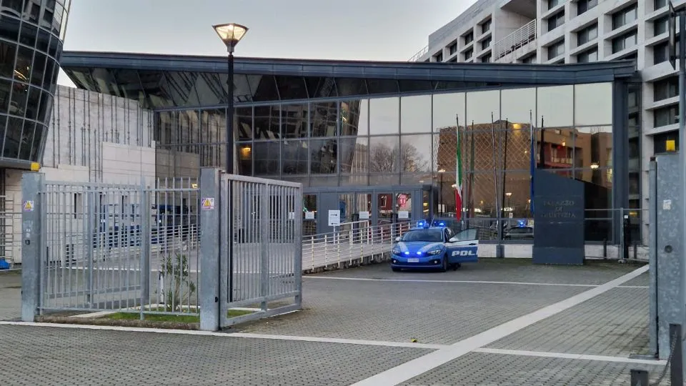 una Volante della polizia di Stato davanti al tribunale
