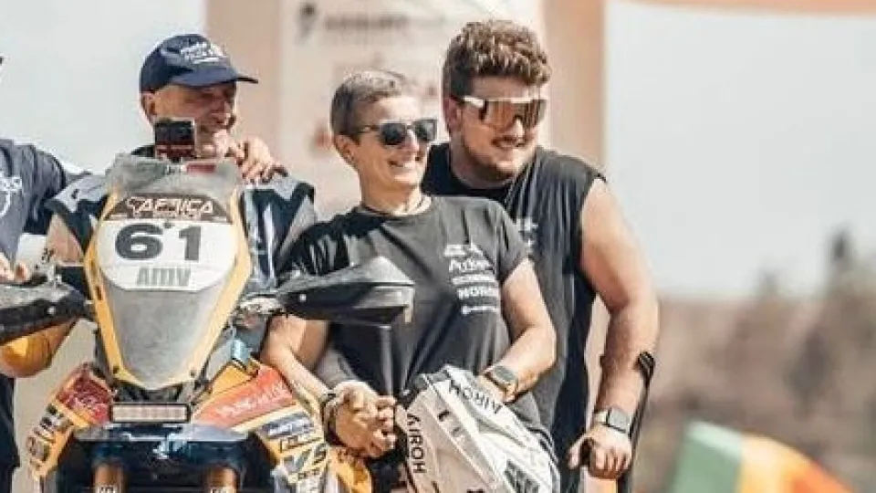 Mirco in moto e, alla sua sinistra, la moglie Miria e il figlio Tommaso all’Africa Eco Race 2025