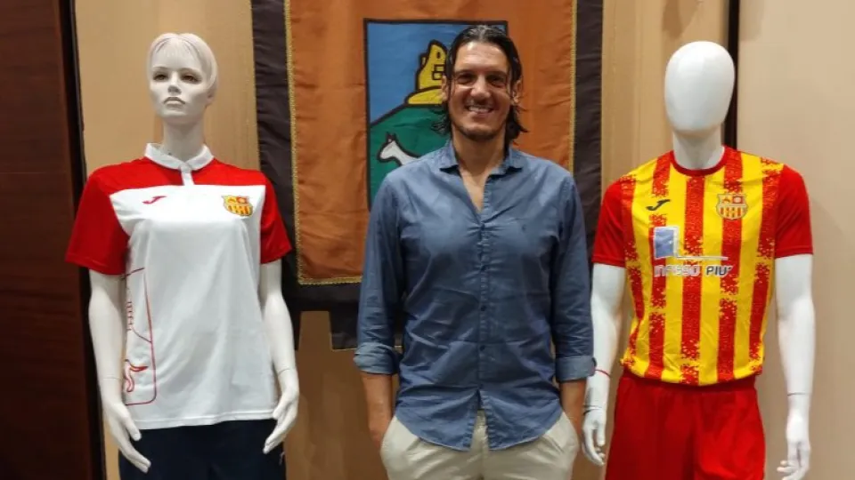 Mister Manuel Amati tra le due divise del Domagnano 25/26