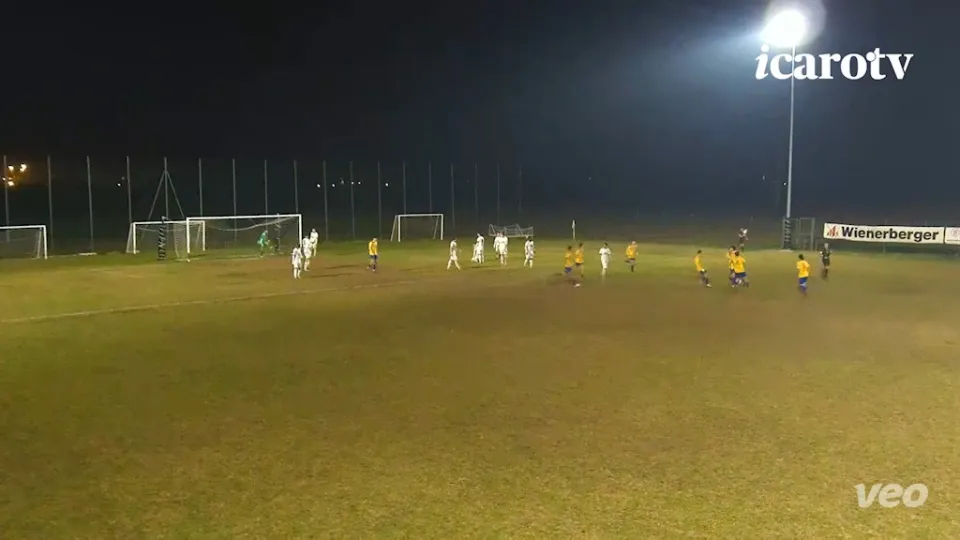 Misuraca festeggiato dai compagni dopo il momentaneo 1-0 gialloblù