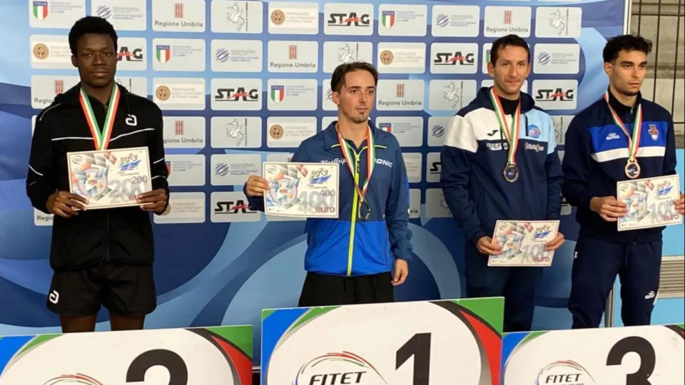 Mongiusti sul terzo gradino del podio insieme a Paolo Bisi