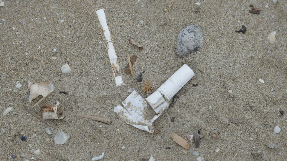 mozziconi sulla spiaggia