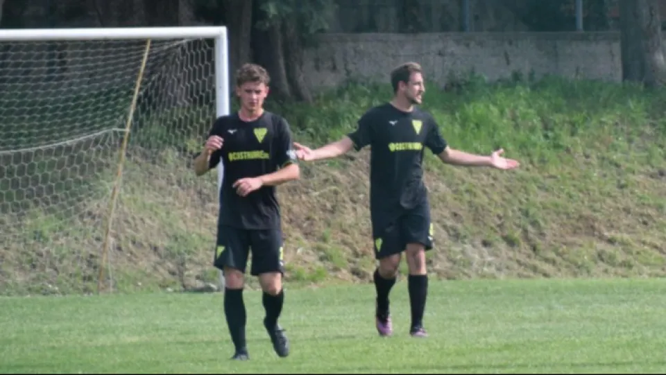 Nicholas Giorgini in campo (a destra)