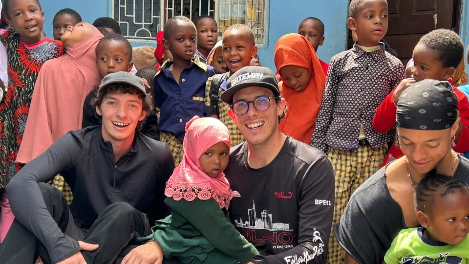 Nicola (che compirà 21 anni a settembre) e Francesco (23 anni) tra i bambini di Arusha, Tanzania