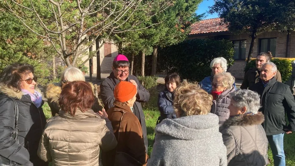 Il Vescovo Niccolò con alcuni volontari dell’Opera
