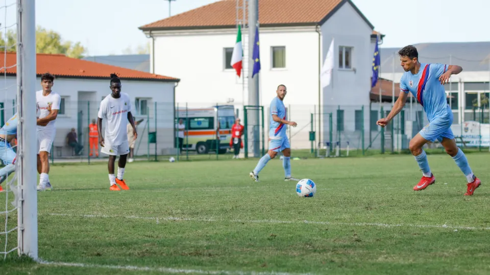 Pacchioni calcia il rigore dell'1-2 (Foto Loris Pierini)