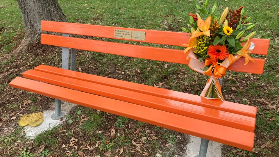 Panchina arancione ad Ospedaletto