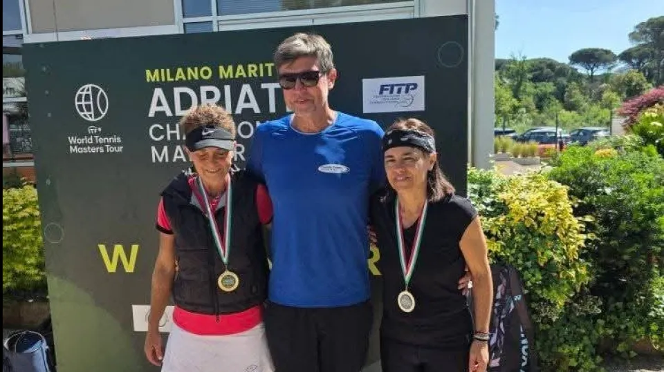 Paolo Pambianco premia Valentina Padula ed Alessia Zerbino