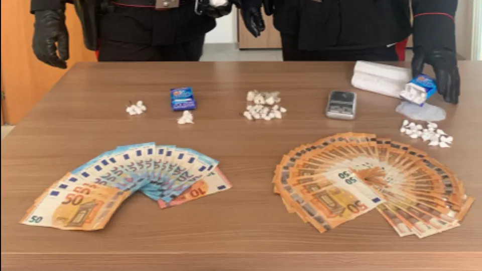 parte della droga e dei soldi sequestrati