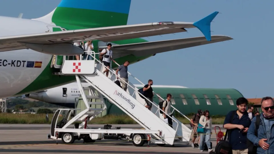 passeggeri in arrivo all'aeroporto di Rimini