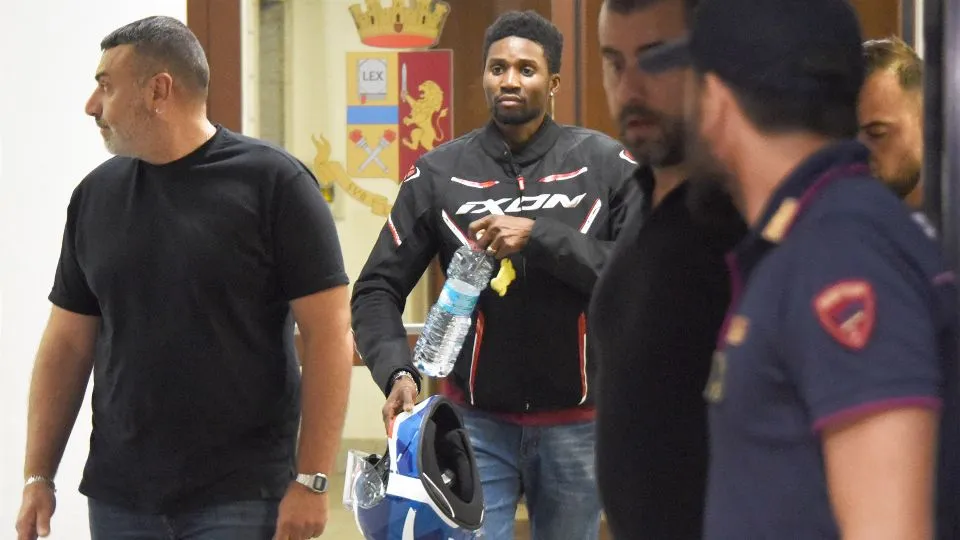 Louis Dassilva all’uscita dalla questura di Rimini (foto Migliorini)
