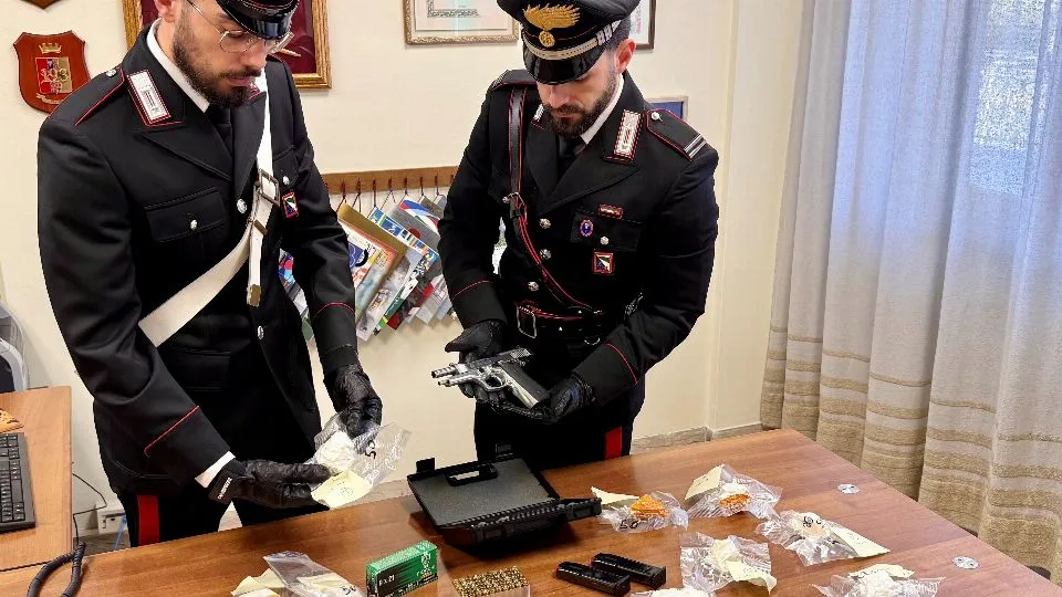 la pistola, le munizioni e la droga sequestrate
