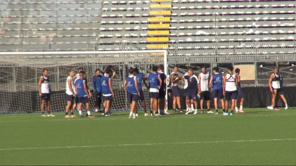 Piero Braglia insieme ai giocatori durante un allenamento