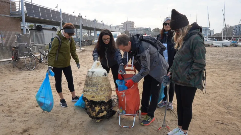 plogging rimini raccolti in spiaggia rifiuti
