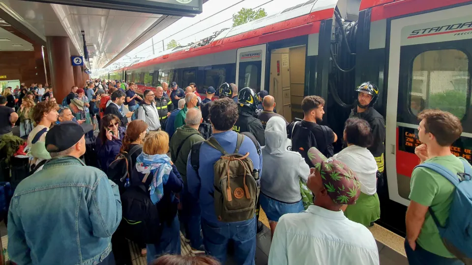 principio di incendio su un Frecciarossa, passeggeri a terra a Riccione (Adriapress)