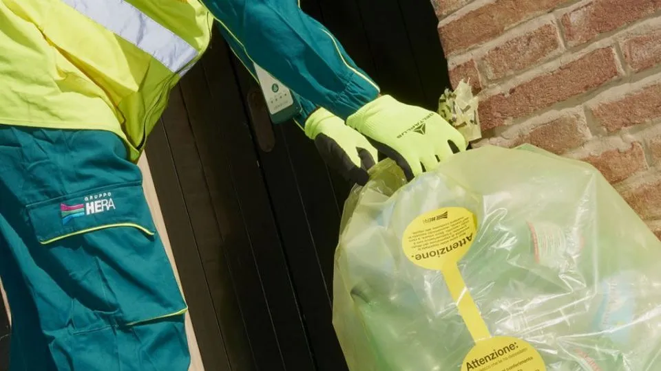 il bollino giallo sul sacchetto per la raccolta della plastica
