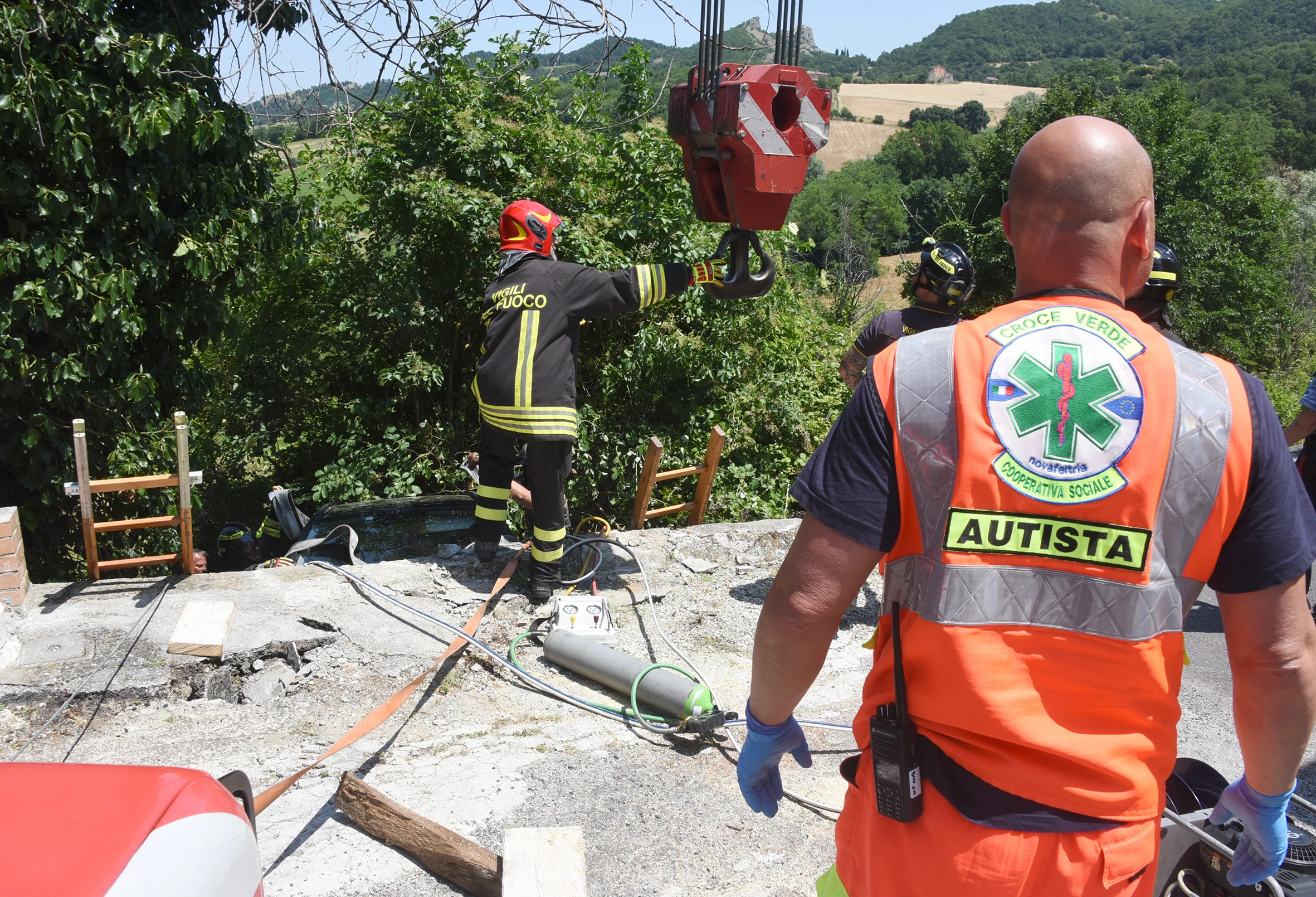 i soccorsi della giovane finita in una scarpata a San Leo (Adriapress)